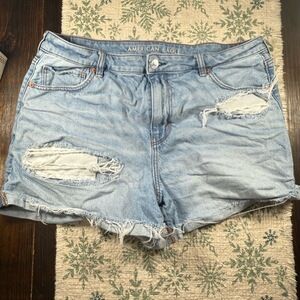 AMERICAN EAGLE Womens 16 Light Wash Blue Distressed Mom Shorts Frayed Casual